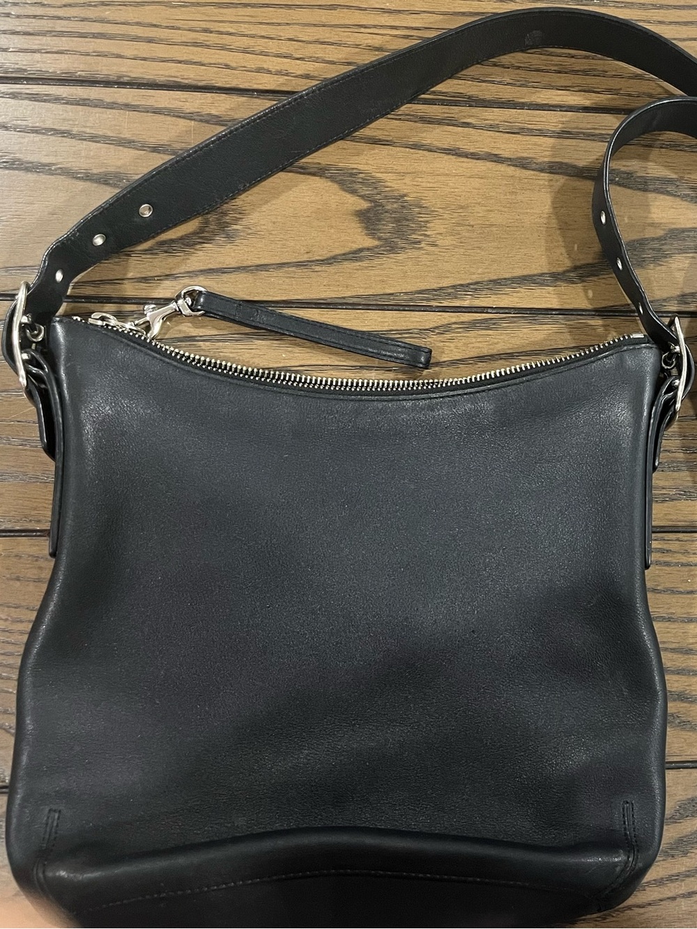 Coach Classic Black Leather Shoulder Bag - Sleek Everyday Crossbody